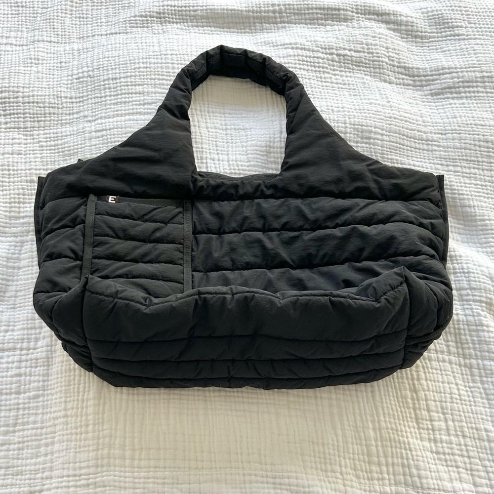 Everlane oversized weekender quilted tote bag in black